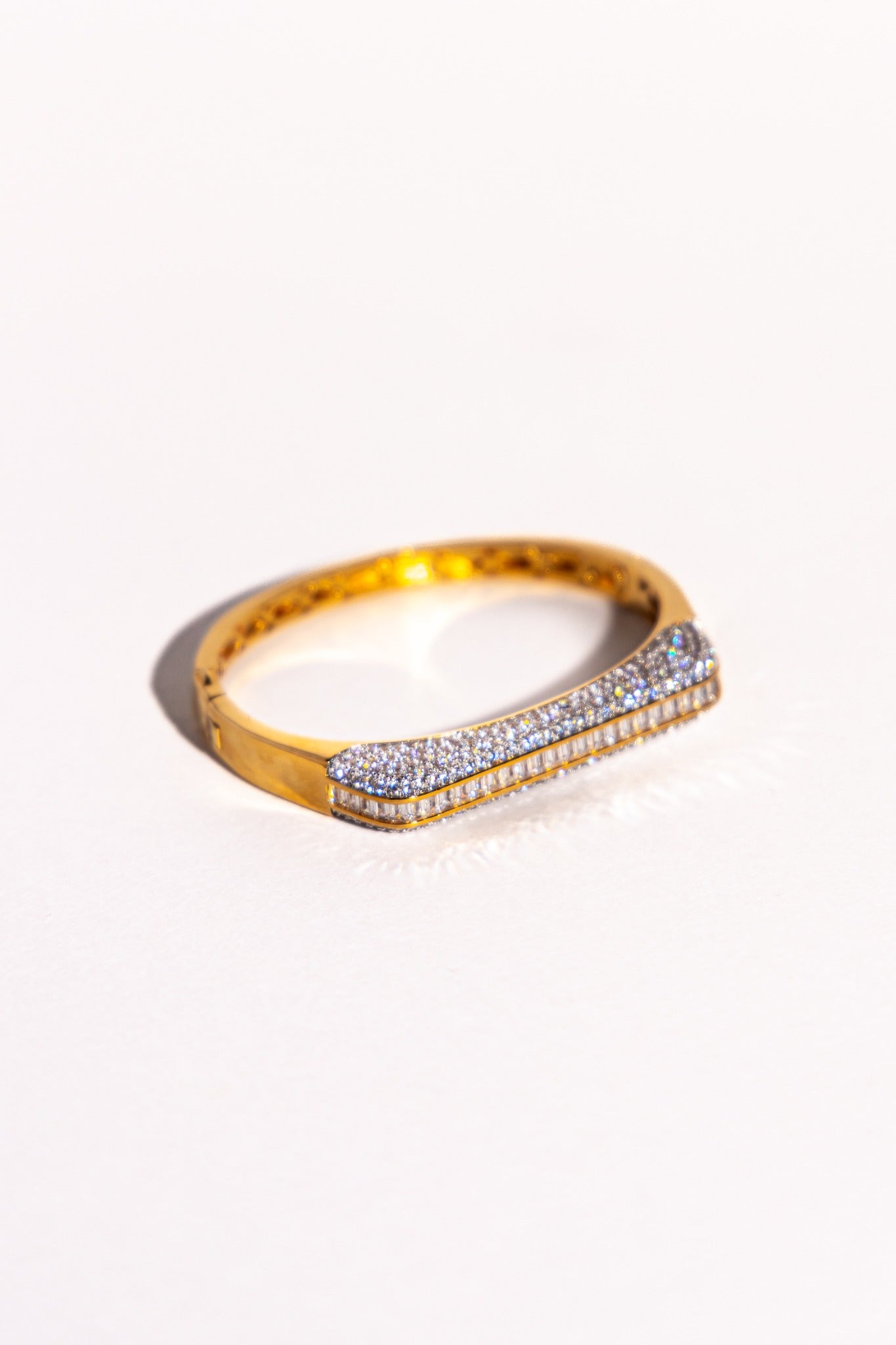 Pavé Bar Bangle – Clear/White (Gold plated)