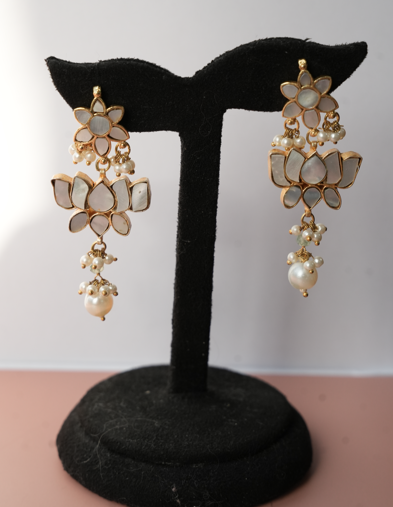 Mother-of-Pearl Kundan Choker with Pearl Drops