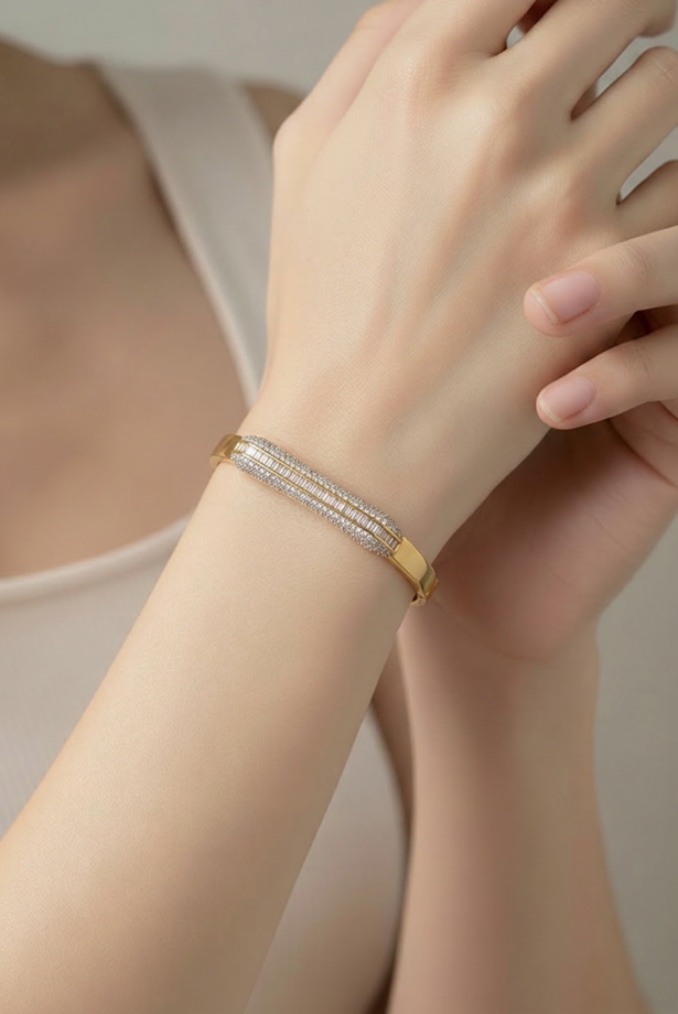 Pavé Bar Bangle – Clear/White (Gold plated)
